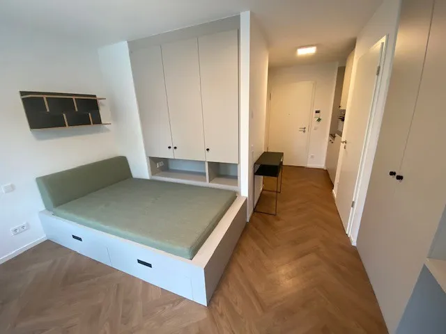 Modernes möbliertes Studio mit EBK sowie Balkon!! — photo 1